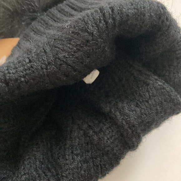 UGG Pom Beanie/Hat - Picture 3 of 4